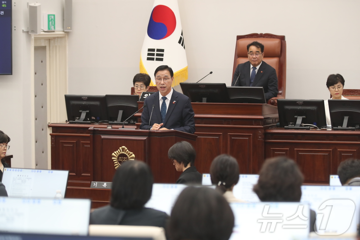 (제주=뉴스1) 오미란 기자 = 위성곤 제주특별자치도지사가 3일 오후 제주도의회 본회의장에서 열린 제454회 제주도의회 제1차 정례회 제2차 본회의(도정질문)에서 발언하고 있다.( …