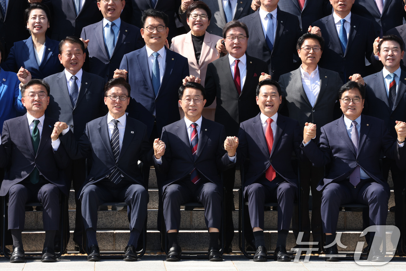 (서울=뉴스1) 신웅수 기자 = 조정식 국회의장과 제22대 국회의원들이 3일 서울 여의도 국회 본청 계단에서 후반기 단체 기념 사진 촬영을 하고 있다.앞줄 왼쪽부터 신장식 조국혁신 …
