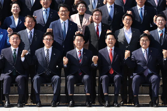 손 잡고 협치로