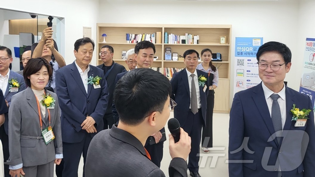 (원주=뉴스1) 신관호 기자 = 구자열 강원 원주시장을 비롯한 내빈들이 3일 강원특별자치도 원주기업도시 내 원주의료기기종합지원센터에서 열린 제22회 강원의료기기전시회(GMES 20 …