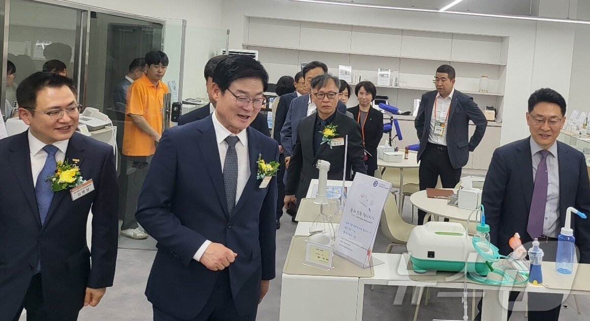 본문 이미지 - 구자열 강원 원주시장을 비롯한 내빈들이 3일 강원특별자치도 원주기업도시 내 원주의료기기종합지원센터에서 열린 제22회 강원의료기기전시회(GMES 2026)에서 총 147개 국내·외 의료기기 기업·기관의 부스를 살펴보고 있다. 2026.9.3 ⓒ 뉴스1 신관호 기자