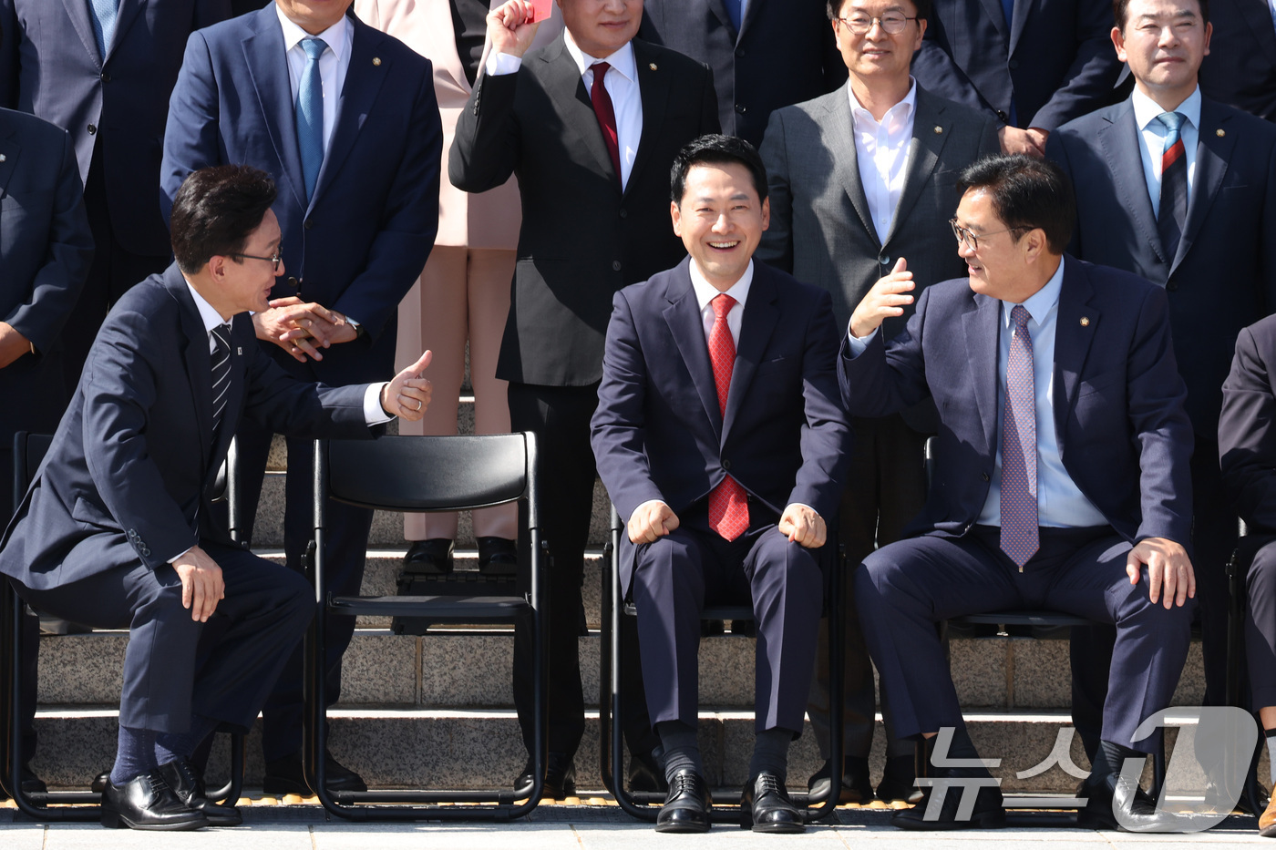 (서울=뉴스1) 신웅수 기자 = 김민석 더불어민주당 대표와 장동혁 국민의힘 대표, 우원식 전 국회의장이 3일 서울 여의도 국회 본청 계단에서 열린 후반기 단체 기념 사진 촬영에서 …