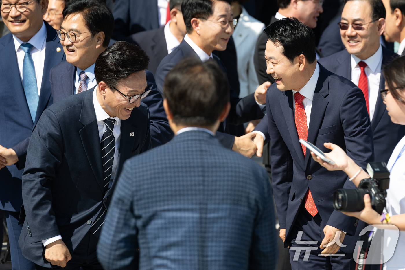 (서울=뉴스1) 유승관 기자 = 더불어민주당 김민석(왼쪽), 국민의힘 장동혁 대표가 3일 서울 여의도 국회에서 제22대 국회 후반기 국회의원 단체사진 촬영을 마친 후 인사를 나누고 …