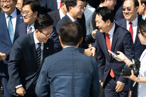 인사 나누는 김민석·장동혁 대표