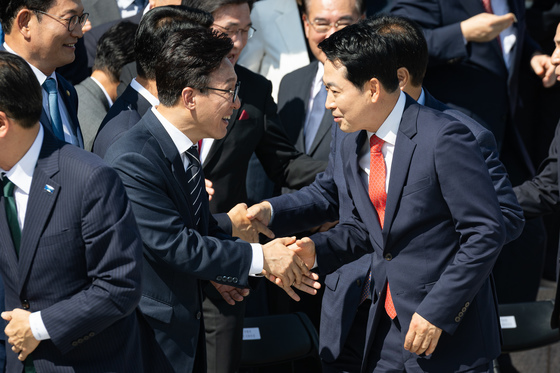 손 맞잡는 여야 대표
