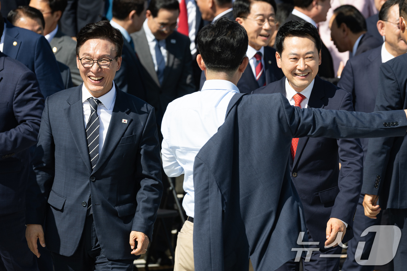 (서울=뉴스1) 유승관 기자 = 더불어민주당 김민석(왼쪽), 국민의힘 장동혁 대표가 3일 서울 여의도 국회에서 제22대 국회 후반기 국회의원 단체사진 촬영을 마친 후 이동하고 있다 …