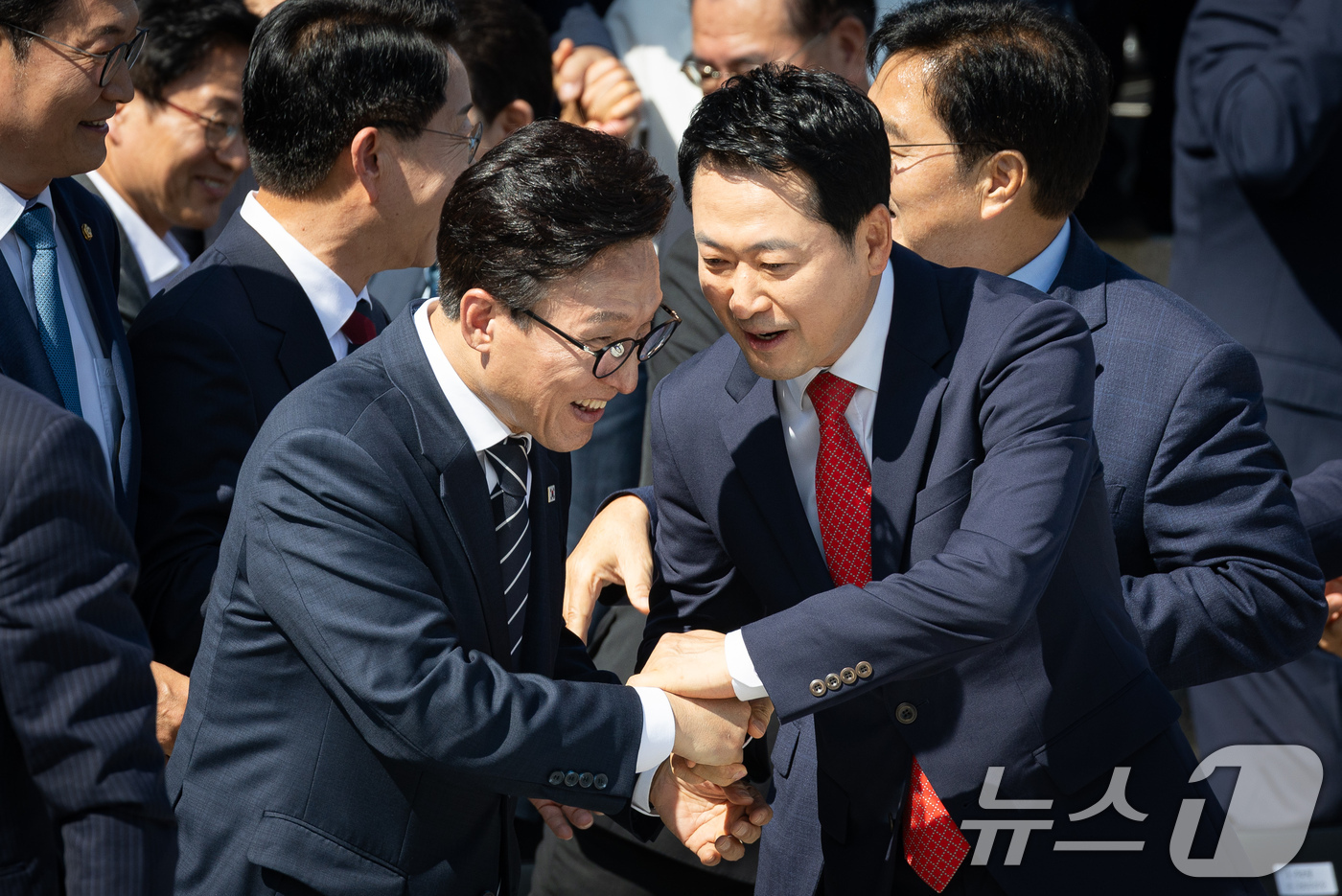 (서울=뉴스1) 유승관 기자 = 더불어민주당 김민석(왼쪽), 국민의힘 장동혁 대표가 3일 서울 여의도 국회에서 제22대 국회 후반기 국회의원 단체사진 촬영을 마친 후 인사를 나누고 …