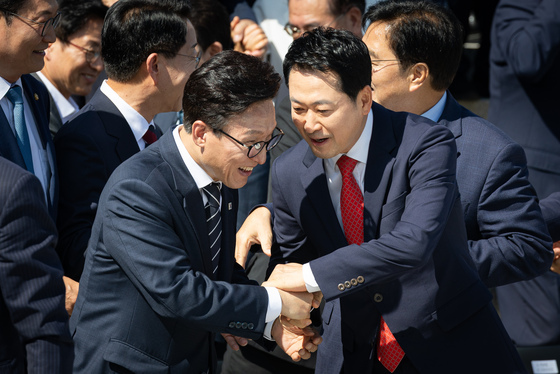 귀엣말 나누는 여야 대표