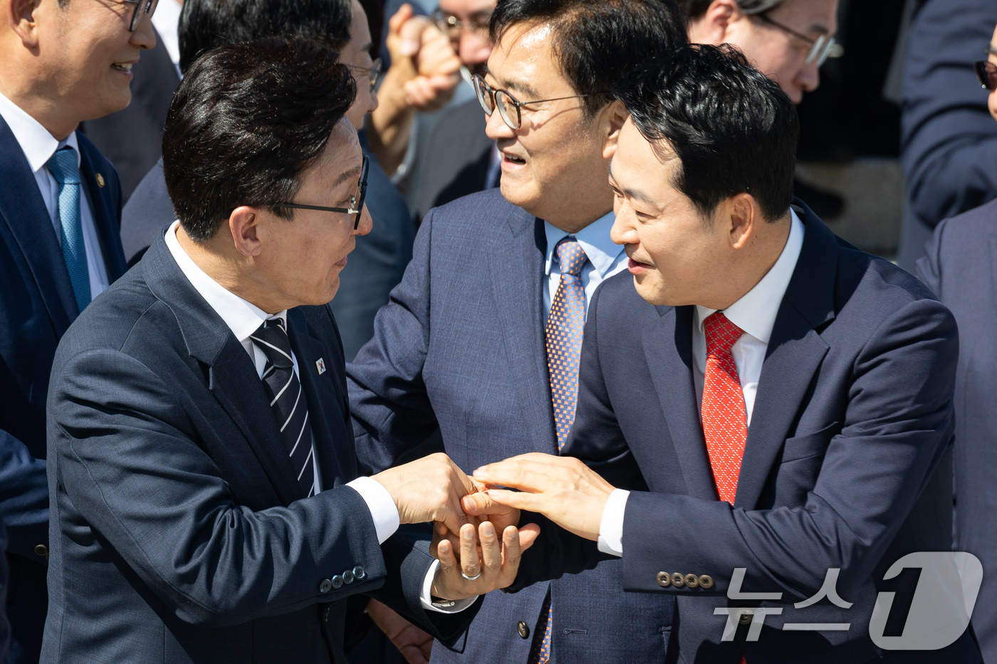 (서울=뉴스1) 유승관 기자 = 더불어민주당 김민석(왼쪽), 국민의힘 장동혁 대표가 3일 서울 여의도 국회에서 제22대 국회 후반기 국회의원 단체사진 촬영을 마친 후 인사를 나누고 …