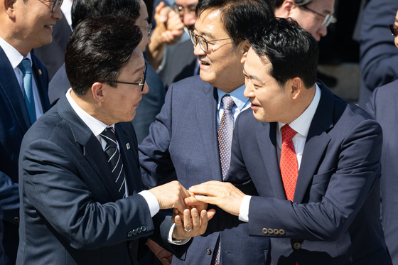 여야 대표 손 잡고 '협치'