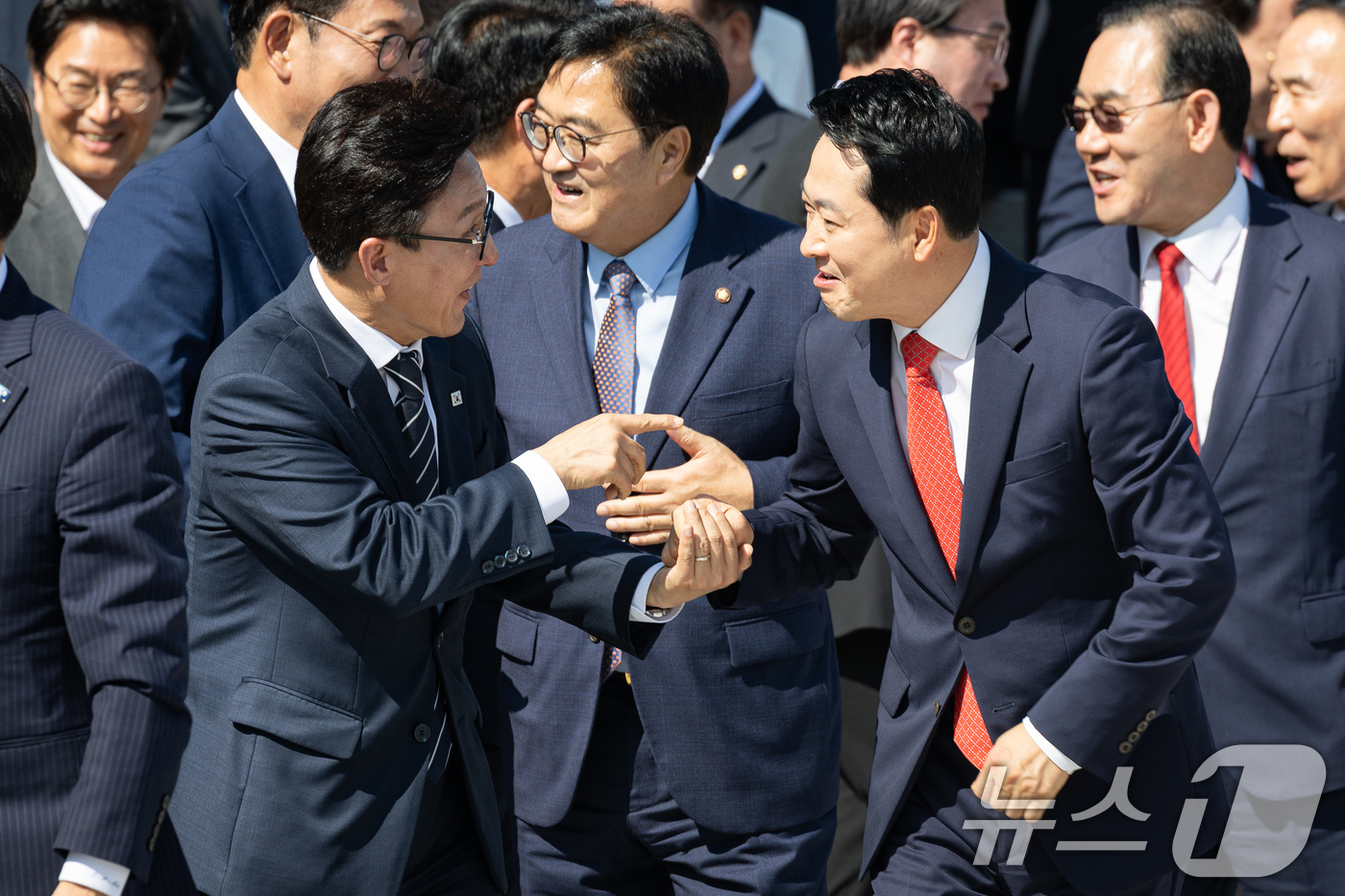 (서울=뉴스1) 유승관 기자 = 더불어민주당 김민석(왼쪽), 국민의힘 장동혁 대표가 3일 서울 여의도 국회에서 제22대 국회 후반기 국회의원 단체사진 촬영을 마친 후 인사를 나누고 …
