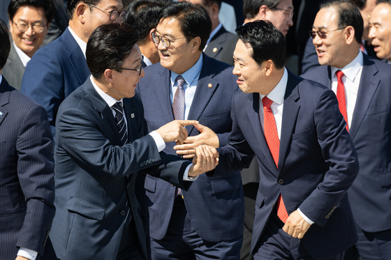 인사 나누는 김민석·장동혁 대표