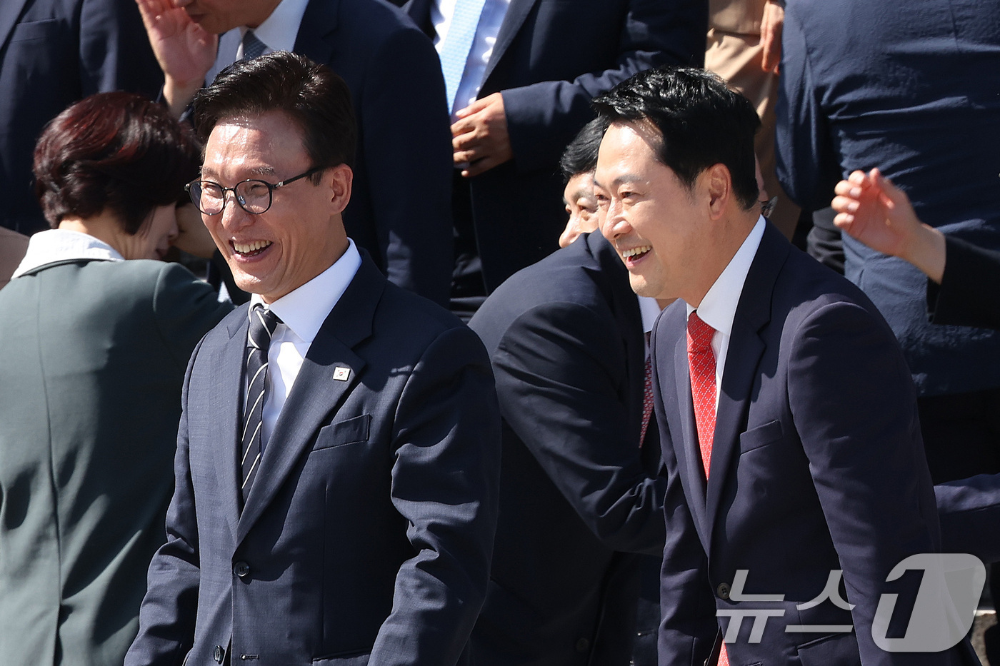 (서울=뉴스1) 신웅수 기자 = 김민석 더불어민주당 대표와 장동혁 국민의힘 대표가 3일 서울 여의도 국회 본청 계단에서 후반기 단체 기념 사진 촬영을 마친 후 대화하고 있다. 20 …