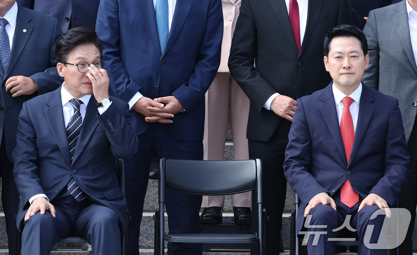 (서울=뉴스1) 신웅수 기자 = 김민석 더불어민주당 대표와 장동혁 국민의힘 대표가 제22대 국회의원들이 3일 서울 여의도 국회 본청 계단에서 열린 후반기 단체 기념 사진 촬영에 자 …