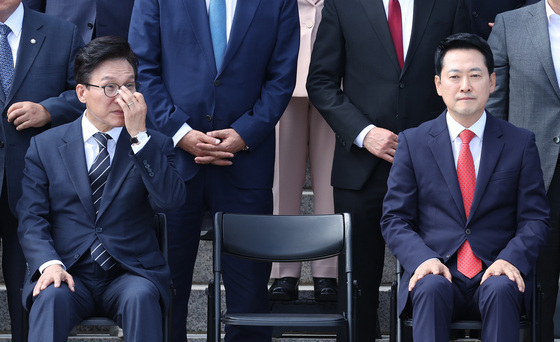 기념촬영 위해 자리한 김민석 대표와 장동혁 대표
