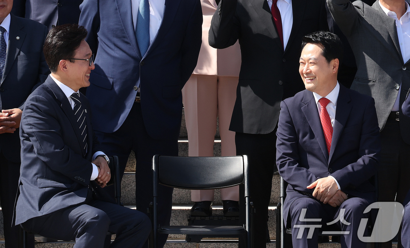 (서울=뉴스1) 신웅수 기자 = 김민석 더불어민주당 대표와 장동혁 국민의힘 대표가 3일 서울 여의도 국회 본청 계단에서 열린 후반기 단체 기념 사진 촬영에서 대화하고 있다. 202 …