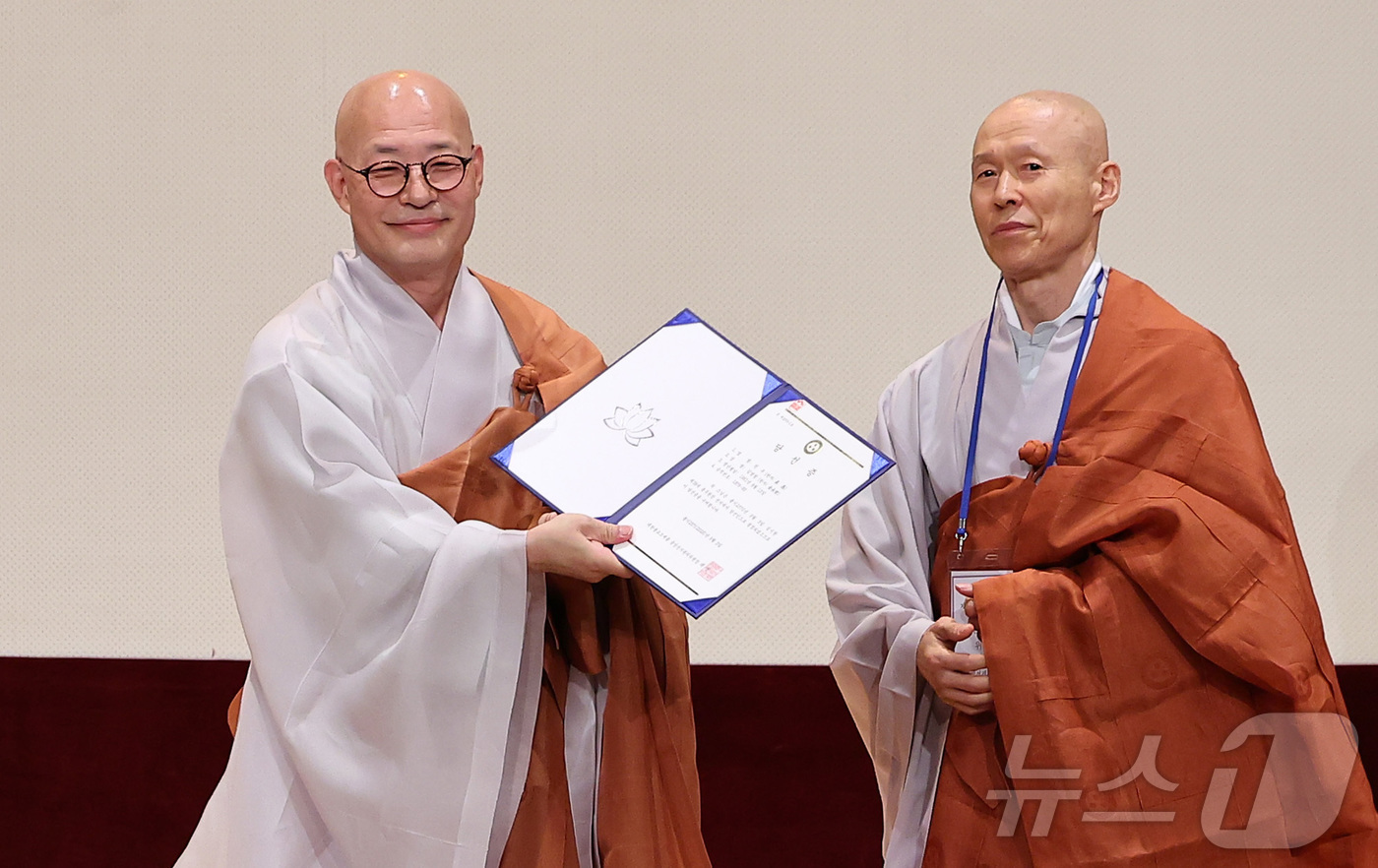 (서울=뉴스1) 김성진 기자 = 제38대 대한불교조계종 총무원장에 당선된 진우스님이 3일 서울 종로구 조계사 한국불교역사문화기념관에서 당선증을 수여받은 후 기념촬영을 하고 있다. …