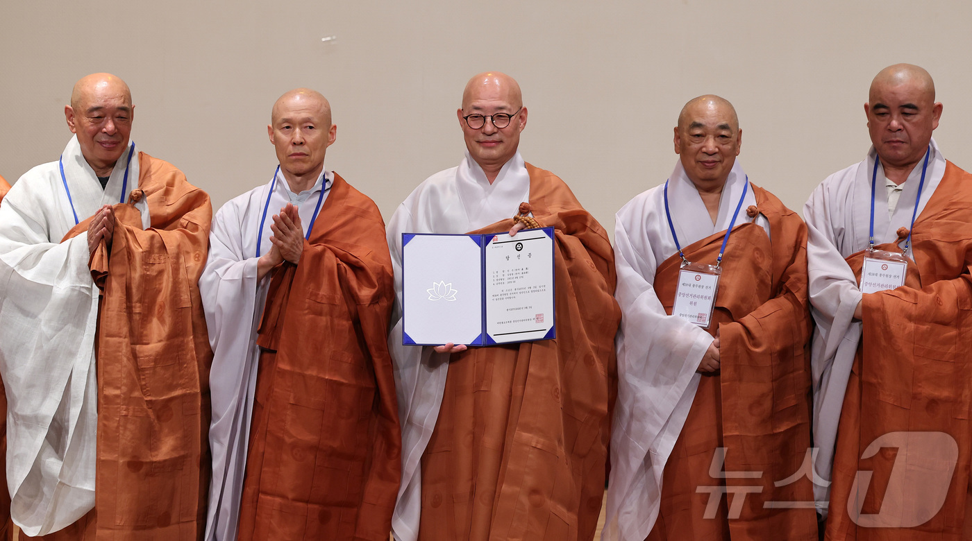 (서울=뉴스1) 김성진 기자 = 제38대 대한불교조계종 총무원장에 당선된 진우스님이 3일 서울 종로구 조계사 한국불교역사문화기념관에서 당선증을 수여받은 후 기념촬영을 하고 있다. …