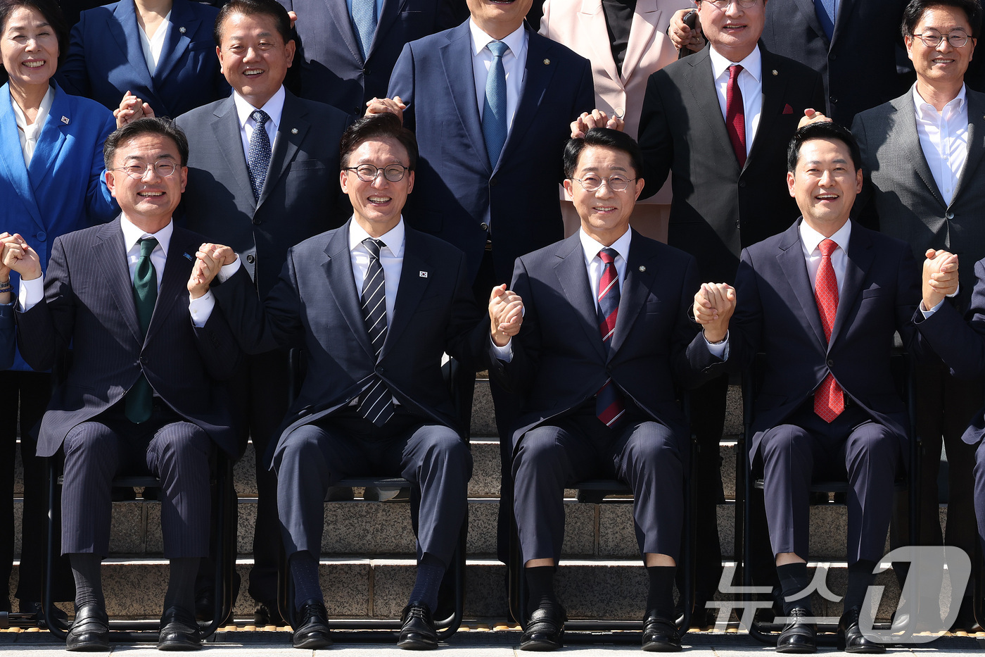 (서울=뉴스1) 신웅수 기자 = 조정식 국회의장과 김민석 더불어민주당 대표, 장동혁 국민의힘 대표, 신장식 조국혁신당 대표가 3일 서울 여의도 국회 본청 계단에서 후반기 단체 기념 …