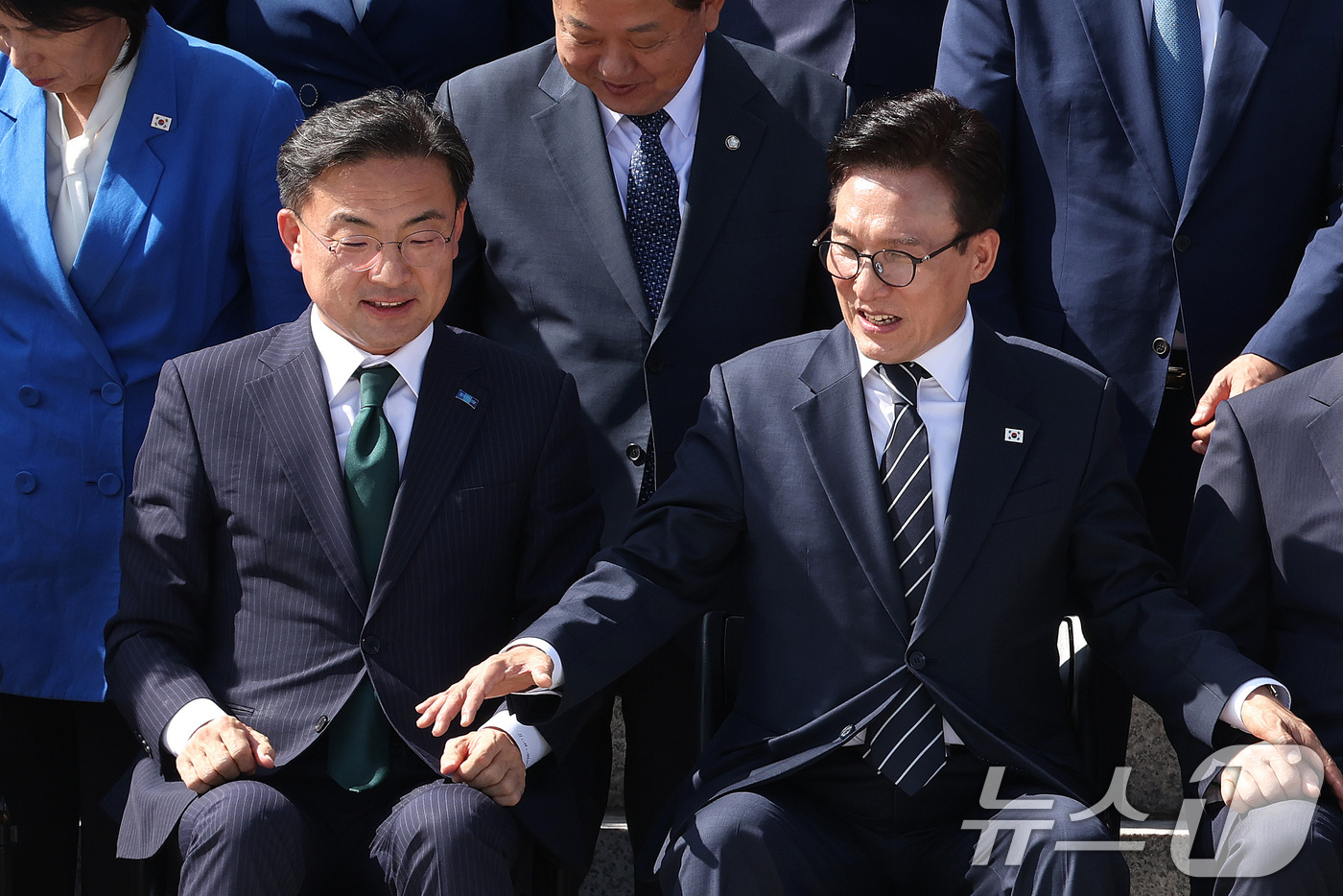 (서울=뉴스1) 신웅수 기자 = 김민석 더불어민주당 대표(오른쪽)와 신장식 조국혁신당 대표가 3일 서울 여의도 국회 본청 계단에서 후반기 단체 기념 사진 촬영에서 손을 잡고 있다. …