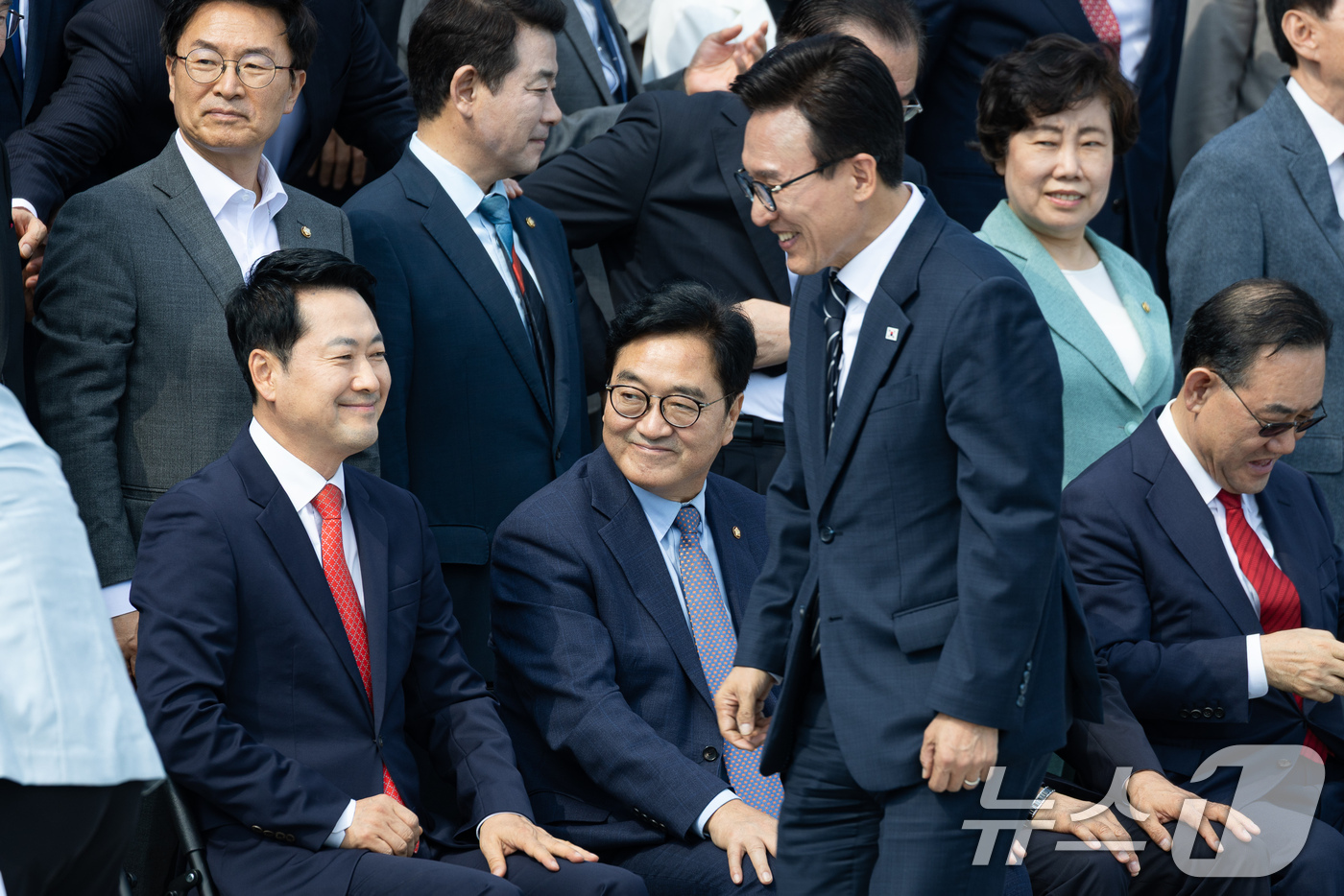 (서울=뉴스1) 유승관 기자 = 더불어민주당 김민석(오른쪽), 국민의힘 장동혁 대표가 3일 서울 여의도 국회에서 제22대 국회 후반기 국회의원 단체사진 촬영을 위해 자리하고 있다. …