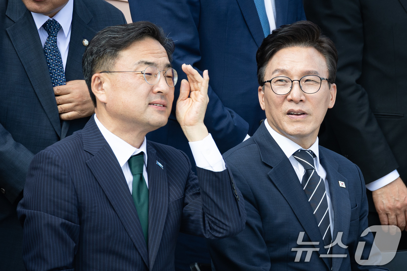 (서울=뉴스1) 유승관 기자 = 더불어민주당 김민석(오른쪽), 조국혁신당 신장식 대표가 3일 서울 여의도 국회에서 제22대 국회 후반기 국회의원 단체사진 촬영을 위해 자리하고 있다 …