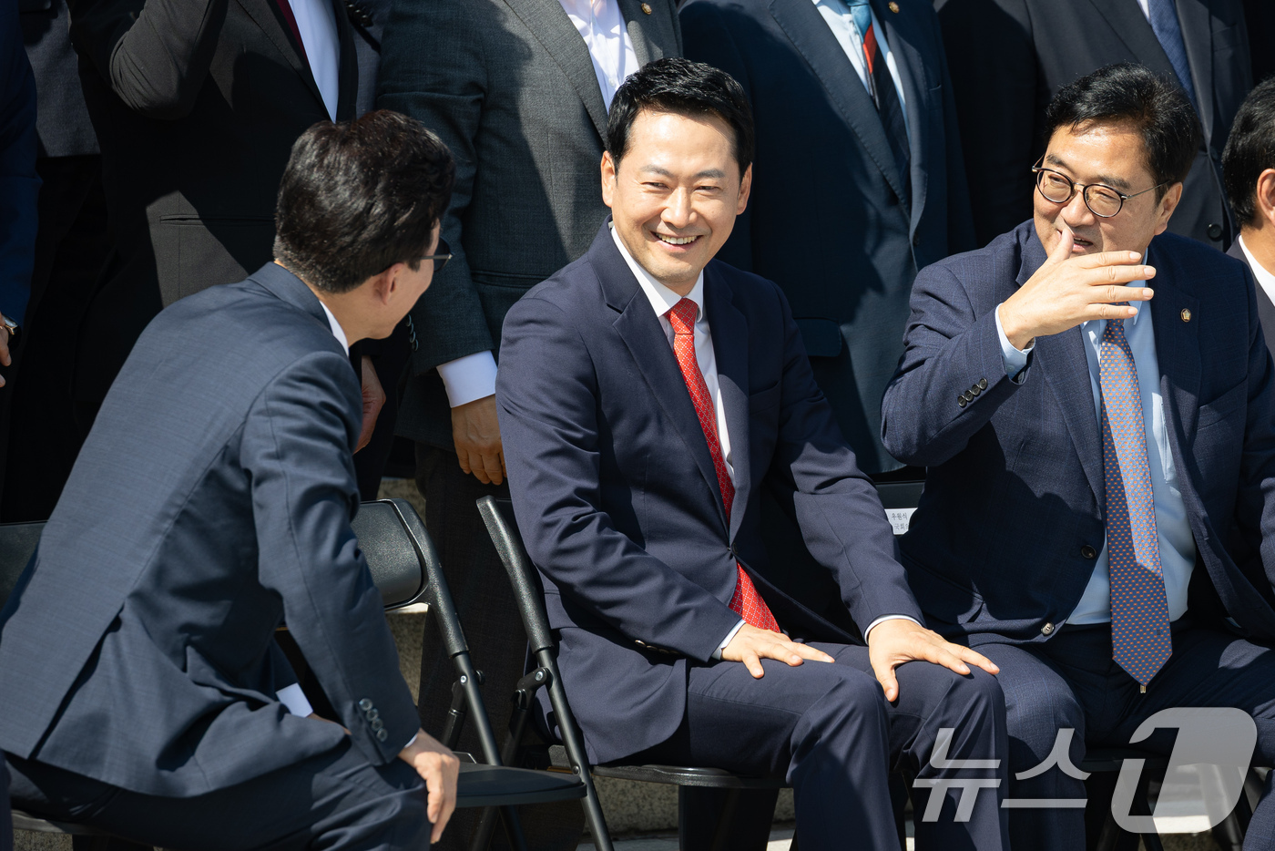 (서울=뉴스1) 유승관 기자 = 더불어민주당 김민석(왼쪽), 국민의힘 장동혁 대표와 우원식 전 국회의장이 3일 서울 여의도 국회에서 제22대 국회 후반기 국회의원 단체사진 촬영에 …