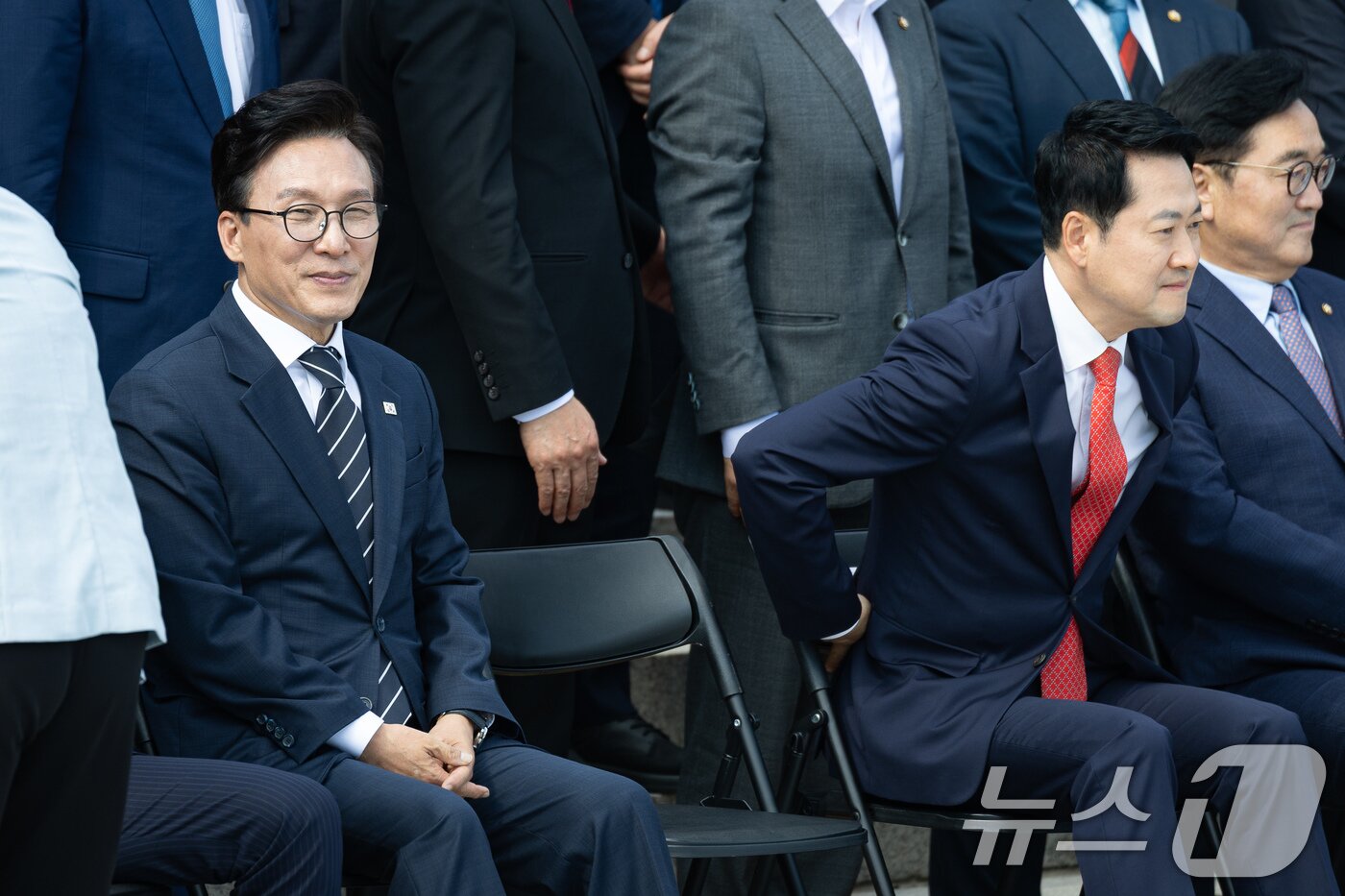 본문 이미지 - 더불어민주당 김민석(왼쪽), 국민의힘 장동혁 대표가 지난 3일 서울 여의도 국회에서 제22대 국회 후반기 국회의원 단체사진 촬영을 위해 자리하고 있다. 2026.9.3 ⓒ 뉴스1 유승관 기자