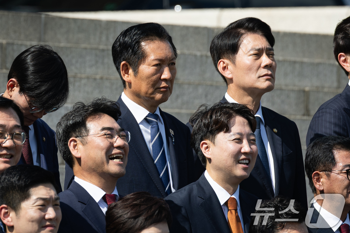 (서울=뉴스1) 유승관 기자 = 더불어민주당 정청래, 개혁신당 이준석 전 대표가 3일 서울 여의도 국회에서 제22대 국회 후반기 국회의원 단체사진 촬영을 하고 있다. 2026.9. …