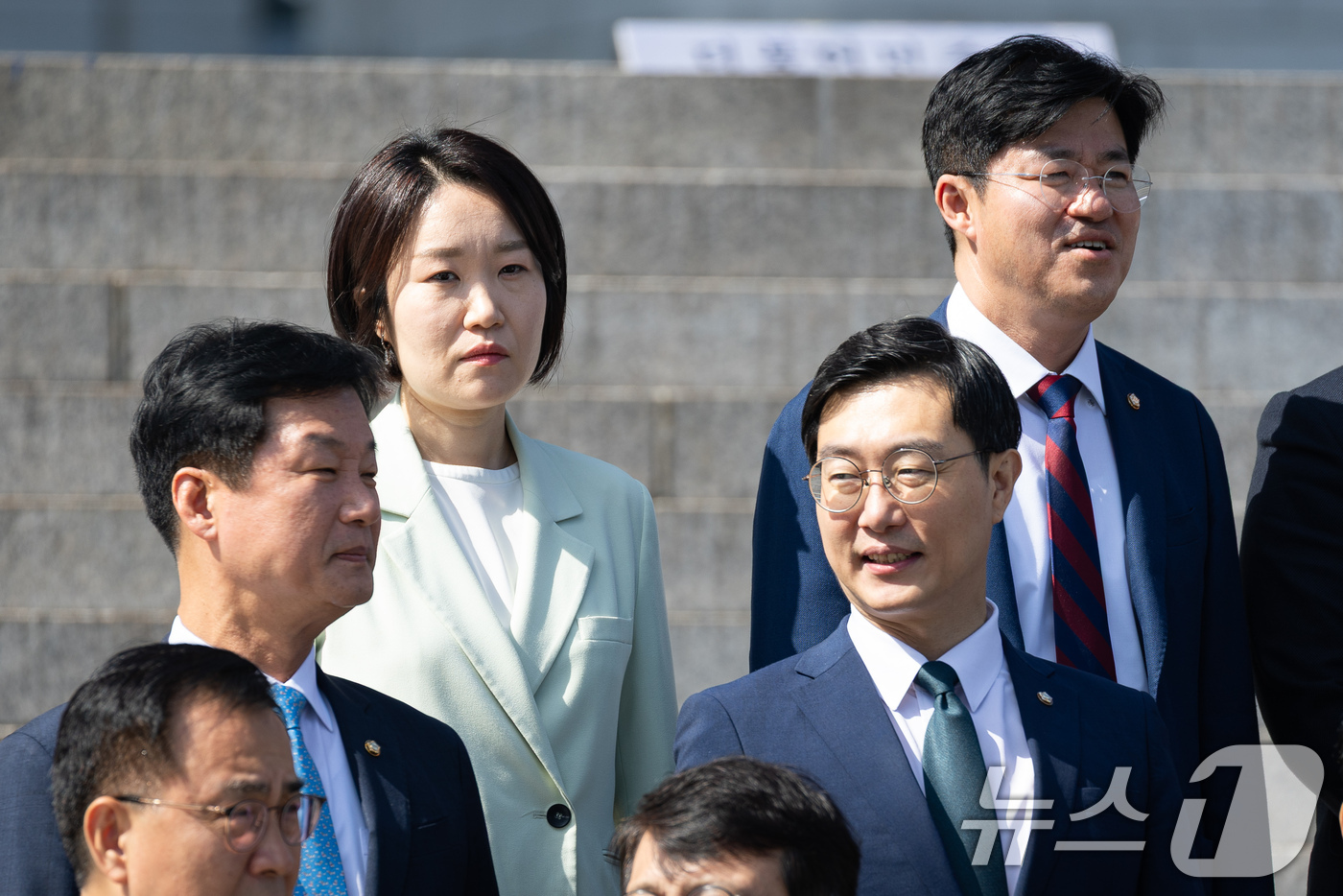 (서울=뉴스1) 유승관 기자 = 이소영 중소벤처기업부 장관 후보자가 3일 서울 여의도 국회에서 제22대 국회 후반기 국회의원 단체사진 촬영을 위해 자리하고 있다. 2026.9.3/ …