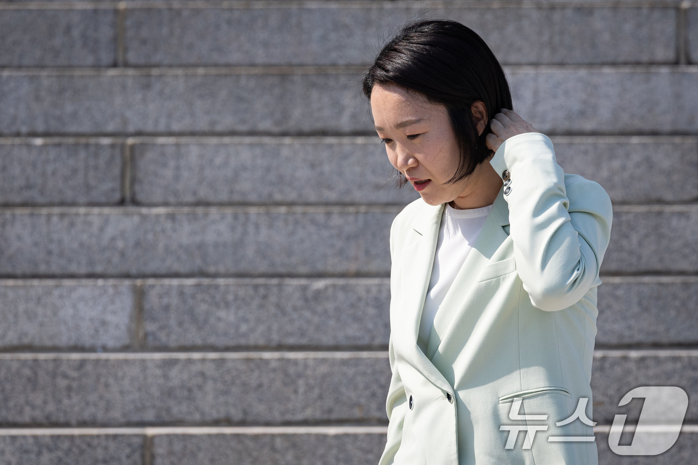(서울=뉴스1) 유승관 기자 = 이소영 중소벤처기업부 장관 후보자가 3일 서울 여의도 국회에서 제22대 국회 후반기 국회의원 단체사진 촬영을 마친 후 이동하고 있다. 2026.9. …