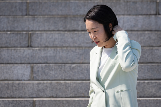 국회의원 단체사진 촬영 마치고 이동하는 이소영 중기부 장관 후보자