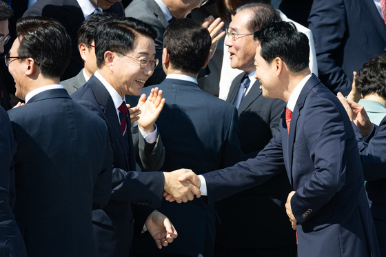 조정식 국회의장과 인사하는 장동혁 대표