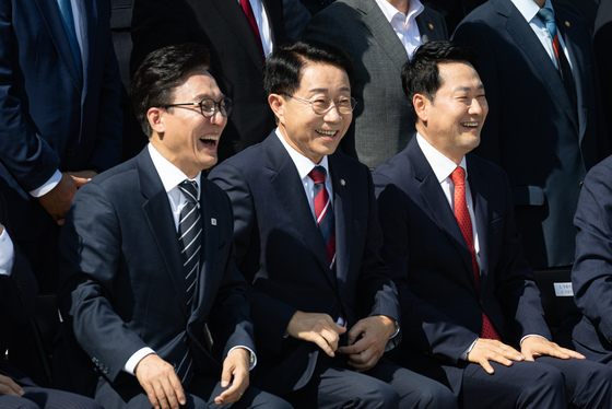 김민석 "사진기자 K-방산 수준"…장동혁 "국힘서 2년 연속 참석"