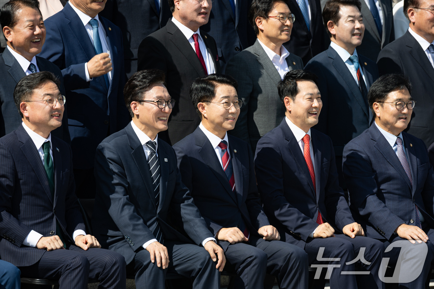 (서울=뉴스1) 유승관 기자 = 조정식 국회의장(가운데)과 더불어민주당 김민석, 국민의힘 장동혁 대표를 비롯한 의원들이 3일 서울 여의도 국회에서 제22대 국회 후반기 국회의원 단 …