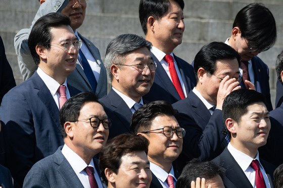 국회의원 단체사진 촬영 참석한 윤호중 행안부 장관