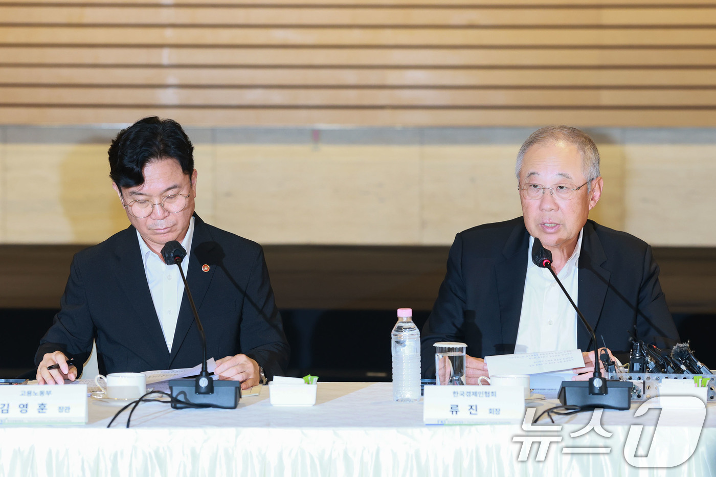 (서울=뉴스1) = 류진 한국경제인협회 회장이 3일 서울 여의도 FKI타워 컨퍼런스센터에서 열린 '고용노동부 장관-주요 그룹 최고인사책임자(CHO) 간담회'에서 인사말을 하고 있다 …