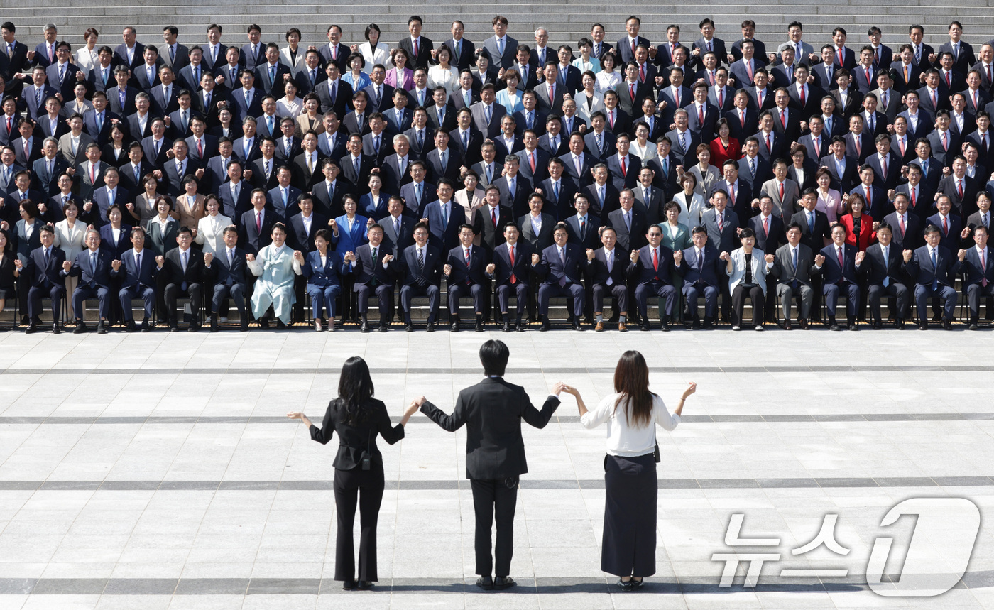 (서울=뉴스1) 국회사진기자단 = 조정식 국회의장과 제22대 국회의원들이 3일 서울 여의도 국회 본청 계단에서 기념 사진을 촬영하기 위해 국회사무처 직원의 안내에 따라 손을 잡고  …