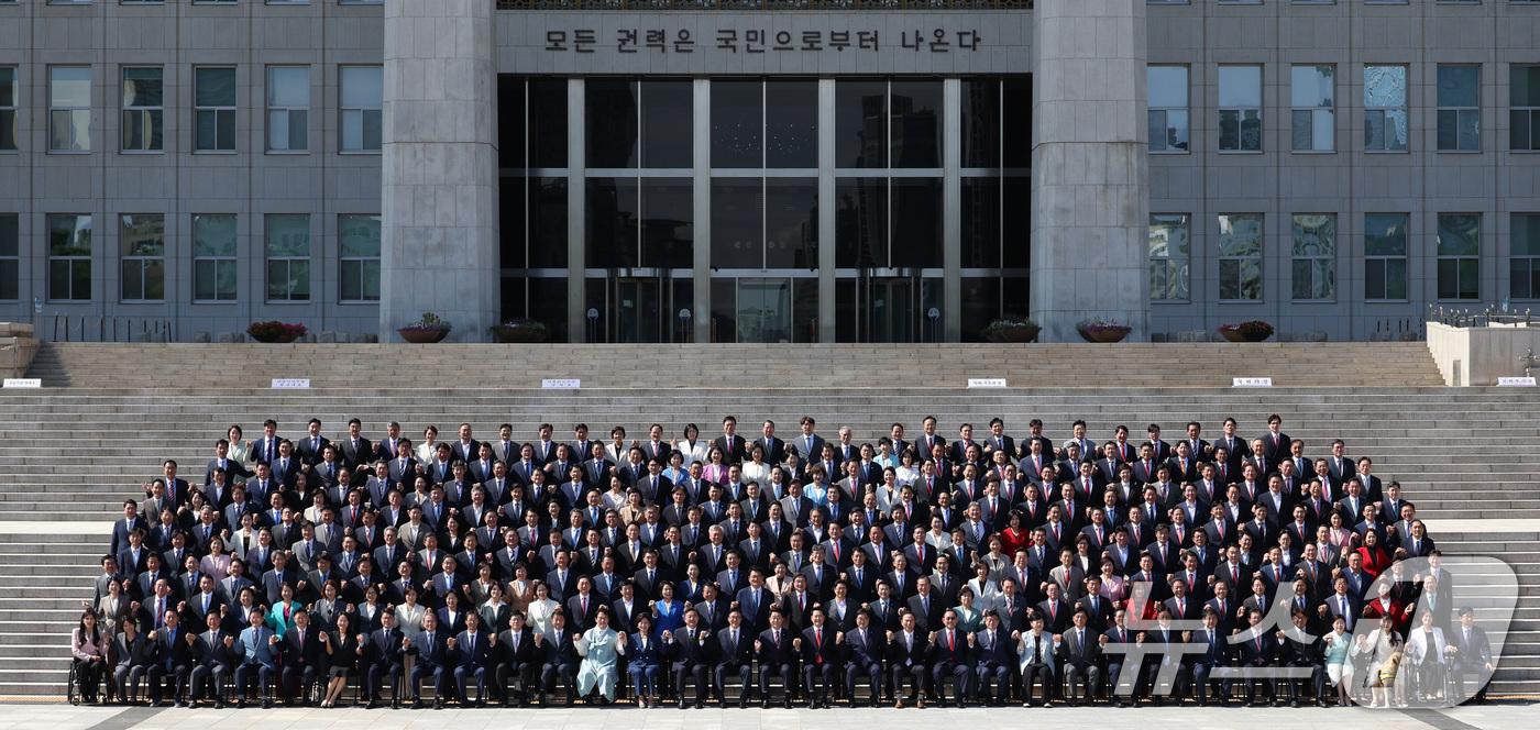(서울=뉴스1) 국회사진기자단 = 조정식 국회의장과 제22대 국회의원들이 3일 서울 여의도 국회 본청 계단에서 후반기 단체 기념 사진 촬영을 하고 있다. 2026.9.3/뉴스1