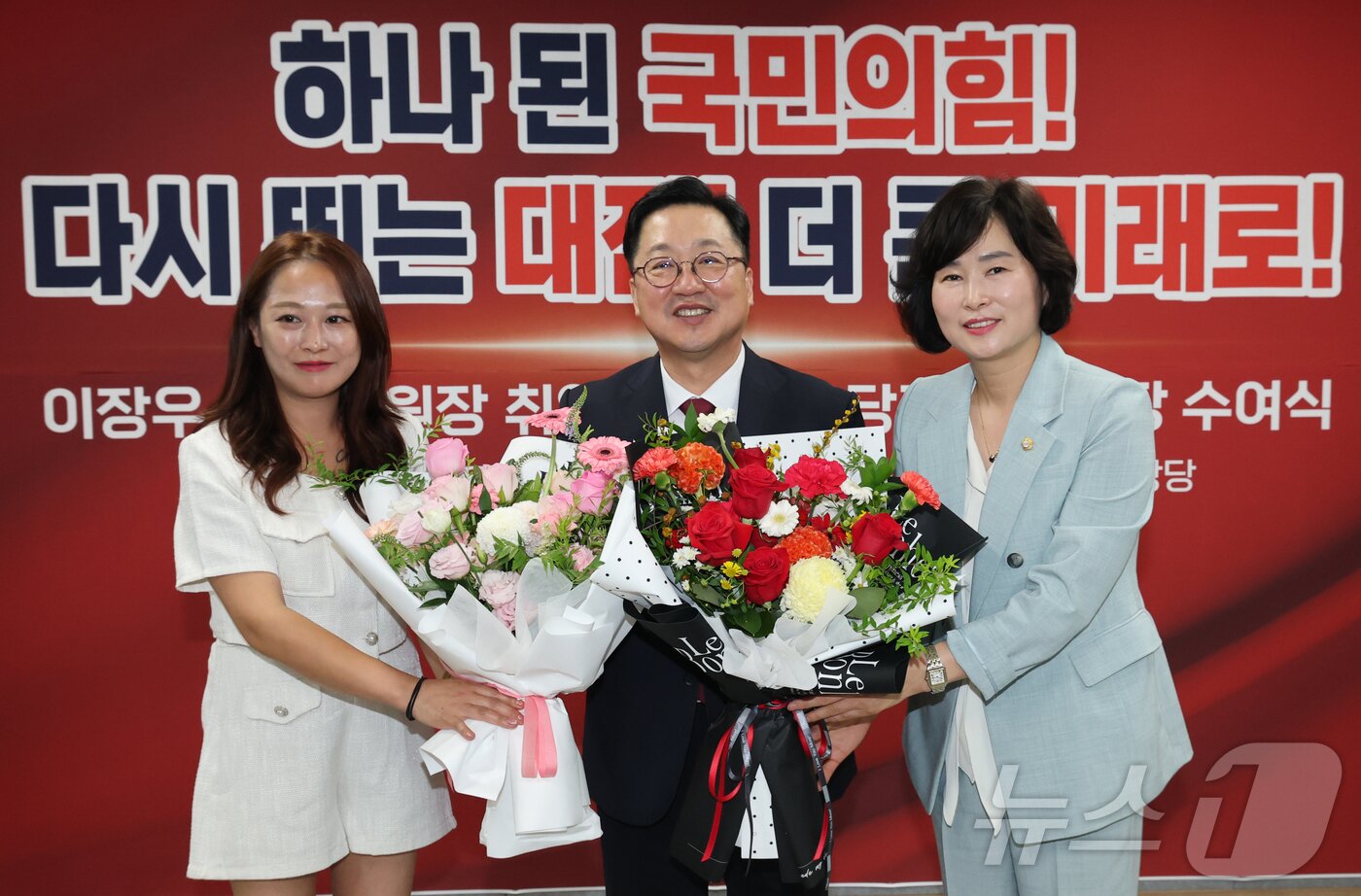 본문 이미지 - 이장우 국민의힘 대전시당위원장이 3일 대전  국민의힘 대전시당에서 열린 취임식에서 꽃다발을 받고 있다. ⓒ 뉴스1 김기태 기자