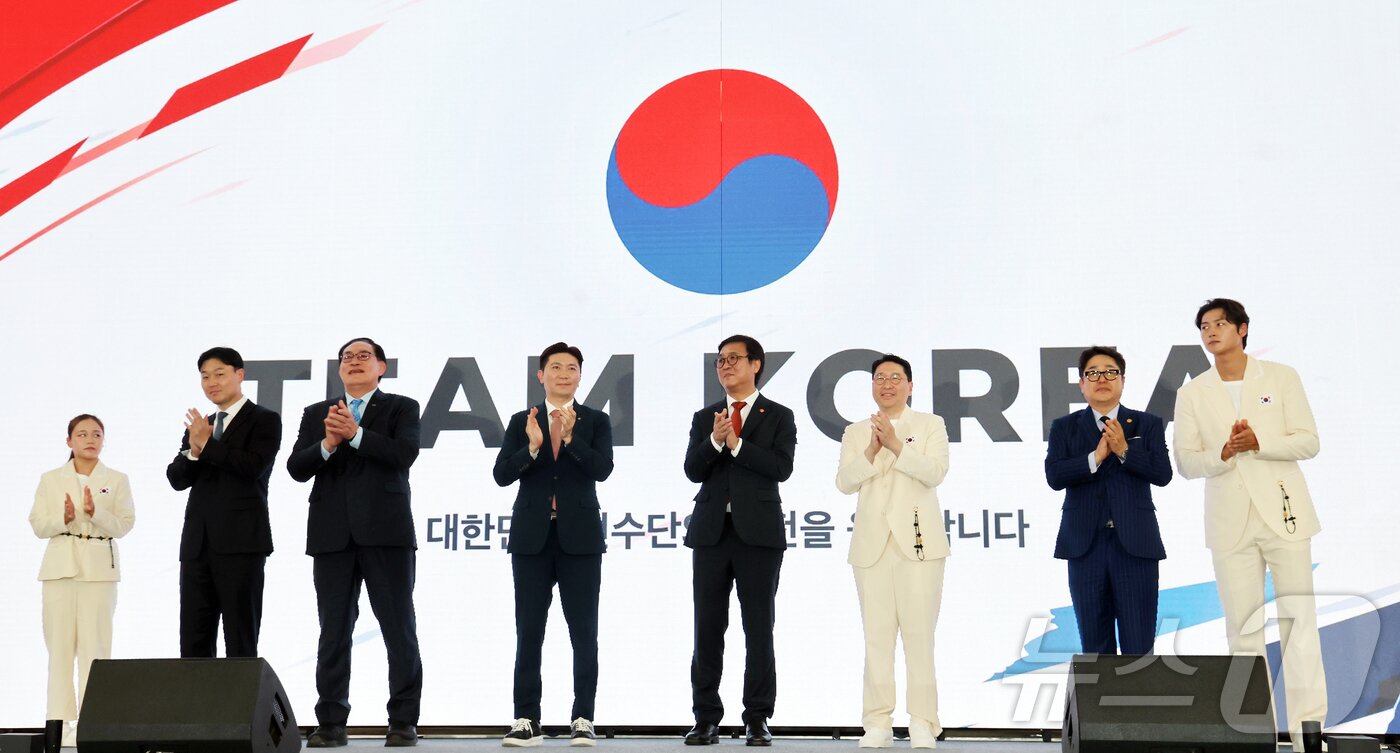 본문 이미지 - 3일 충북 진천국가대표선수촌에서 열린 2026 아이치·나고야 아시안게임 대한민국 선수단 결단식에서 최휘영 문화체육관광부 장관, 유승민 대한체육회장 등 참석자들이 박수치고 있다. 2026.9.3 ⓒ 뉴스1 김도우 기자