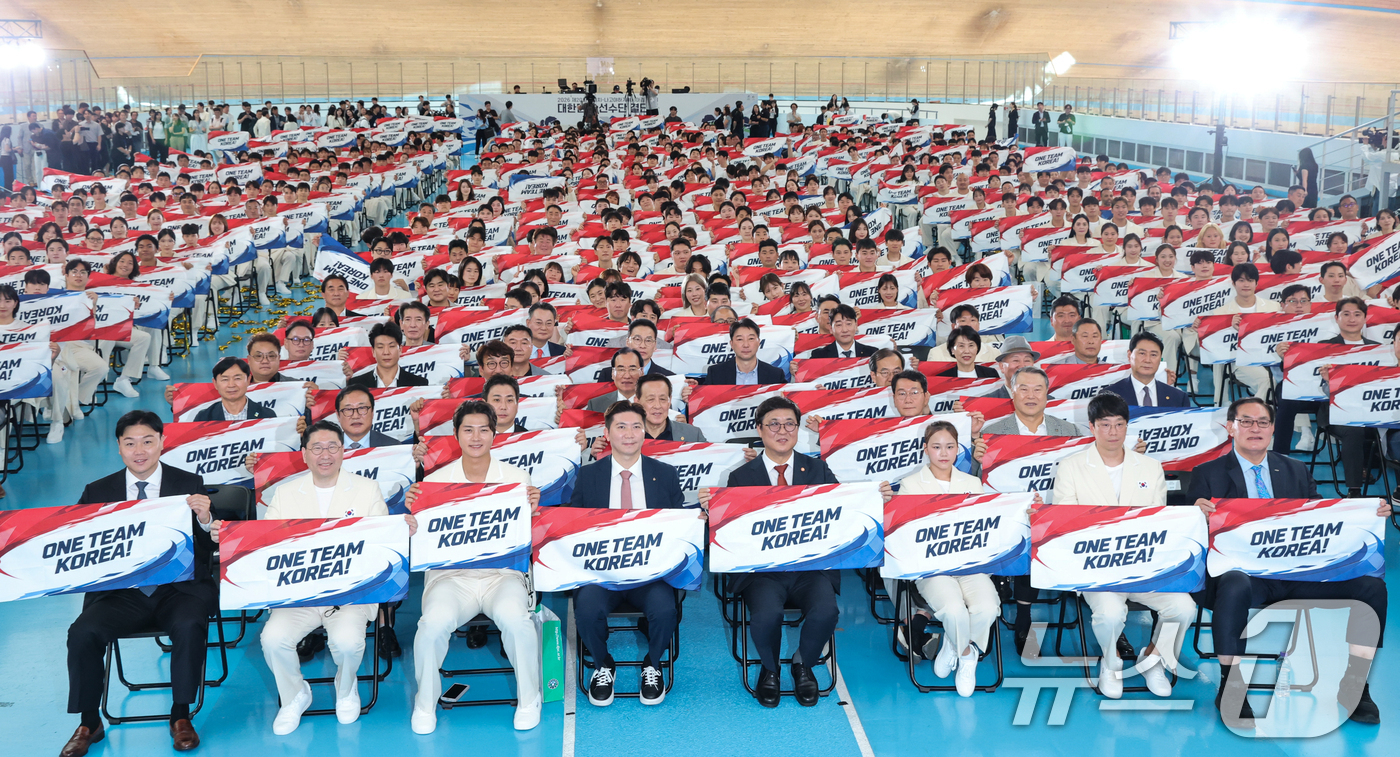 (진천=뉴스1) 김도우 기자 = 3일 충북 진천국가대표선수촌에서 열린 2026 아이치·나고야 아시안게임 대한민국 선수단 결단식에서 출전선수들과 내빈들이 기념촬영을 하고 있다. 20 …