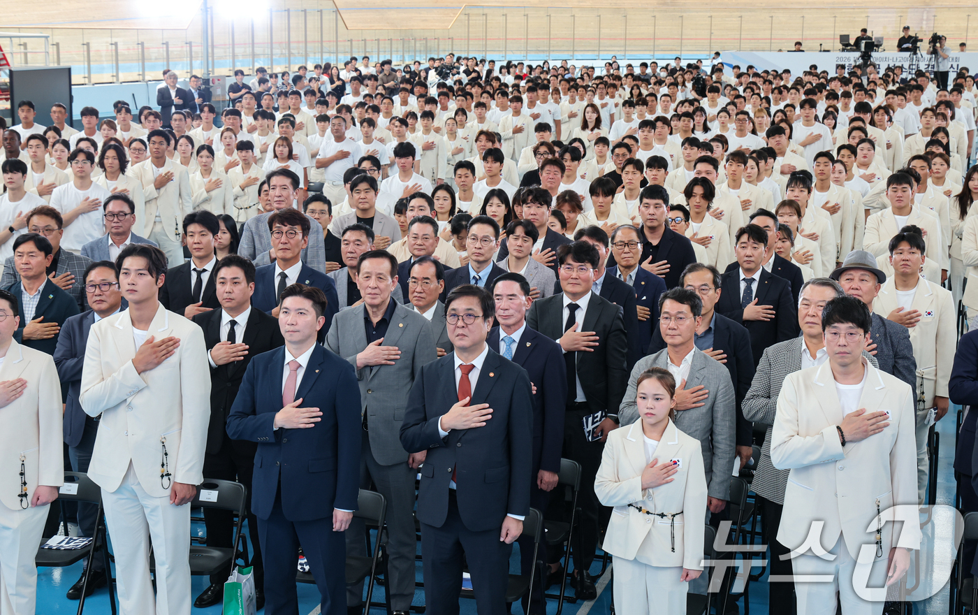 (진천=뉴스1) 김도우 기자 = 3일 충북 진천국가대표선수촌에서 열린 2026 아이치·나고야 아시안게임 대한민국 선수단 결단식에서 참석자들이 국민의례를 하고 있다. 2026.9.3 …