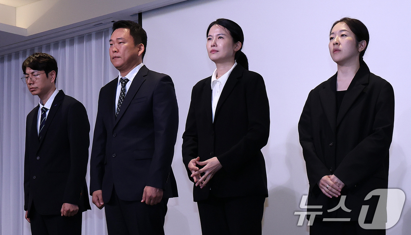 (서울=뉴스1) 박지혜 기자 = 최주희 티빙 대표이사(오른쪽 두번째)와 주요 경영진이 3일 오후 서울 중구 코리아나호텔에서 사이버 침해 사고에 대해 공식 사과를 하고 있다.티빙은 …