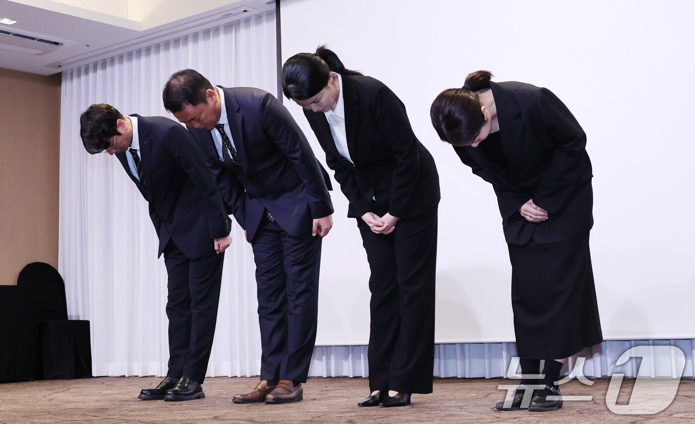 본문 이미지 - 최주희 티빙 대표이사(오른쪽 두번째)와 주요 경영진이 3일 오후 서울 중구 코리아나호텔에서 사이버 침해 사고에 대해 공식 사과를 하고 있다. 왼쪽부터 조성대 네트워크기술본부장, 고민석 인사담당 부사장, 최주희 대표이사, 장현경 사업관리본부장.2026.9.3 ⓒ 뉴스1 박지혜 기자