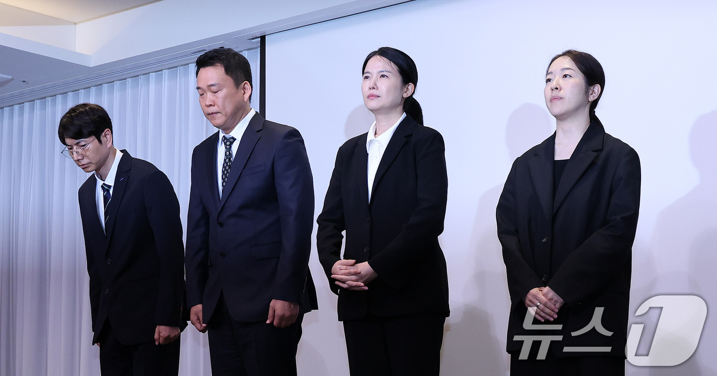 (서울=뉴스1) 박지혜 기자 = 최주희 티빙 대표이사(오른쪽 두번째)와 주요 경영진이 3일 오후 서울 중구 코리아나호텔에서 사이버 침해 사고에 대해 공식 사과를 하고 있다.티빙은 …