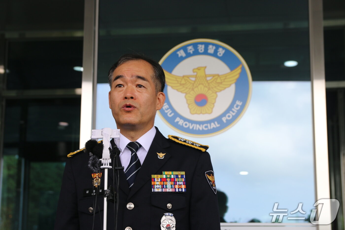 본문 이미지 - 김종철 경찰청장 직무대행이 3일 제주경찰청사 입구에서 기자회견을 열고 있다. 2026.9.3 ⓒ 뉴스1 강승남 기자