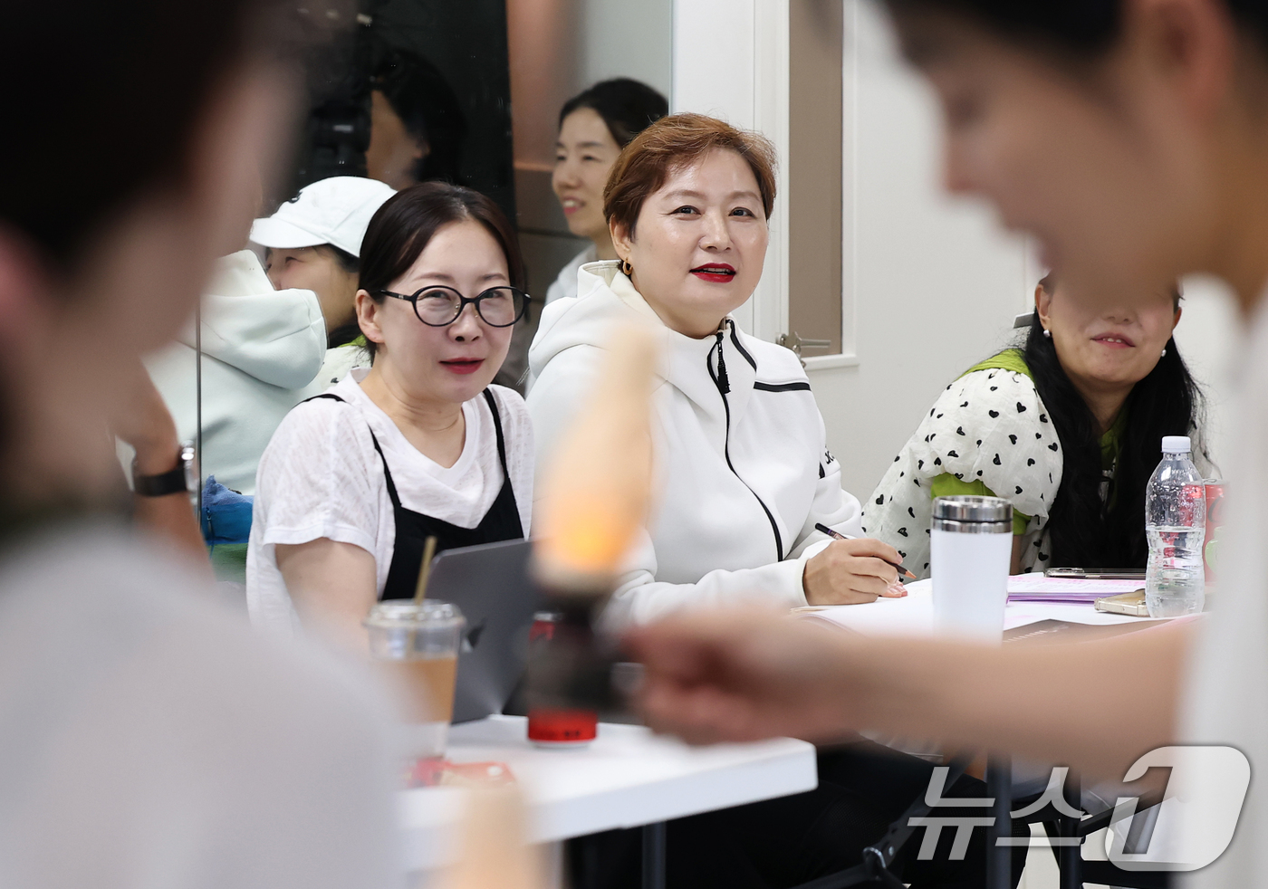 (서울=뉴스1) 오대일 기자 = 뮤지컬 '나는 반딧불' 최인숙 안무 감독이 3일 서울 동작구 드림스테이지 스튜디오에서 열린 배우들의 리허설을 지켜보고 있다.어린이·가족 뮤지컬 '나 …