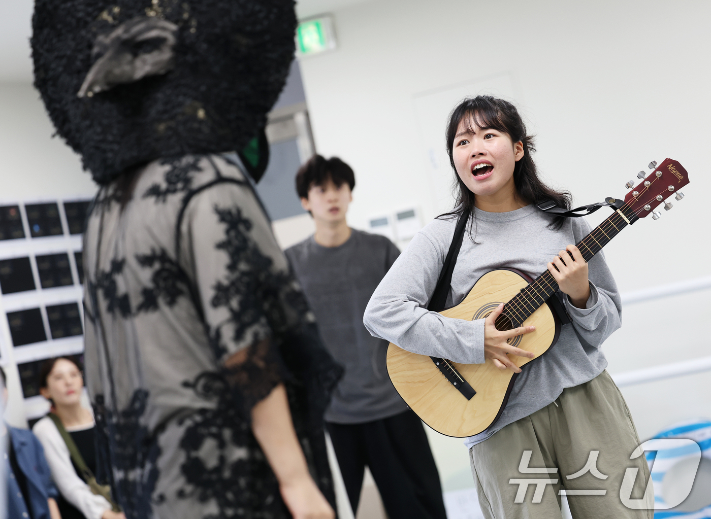 (서울=뉴스1) 오대일 기자 = 뮤지컬 '나는 반딧불' 배우들이 3일 서울 동작구 드림스테이지 스튜디오에서 리허설을 하고 있다.어린이·가족 뮤지컬 '나는 반딧불'은 아빠를 잃은 뒤 …
