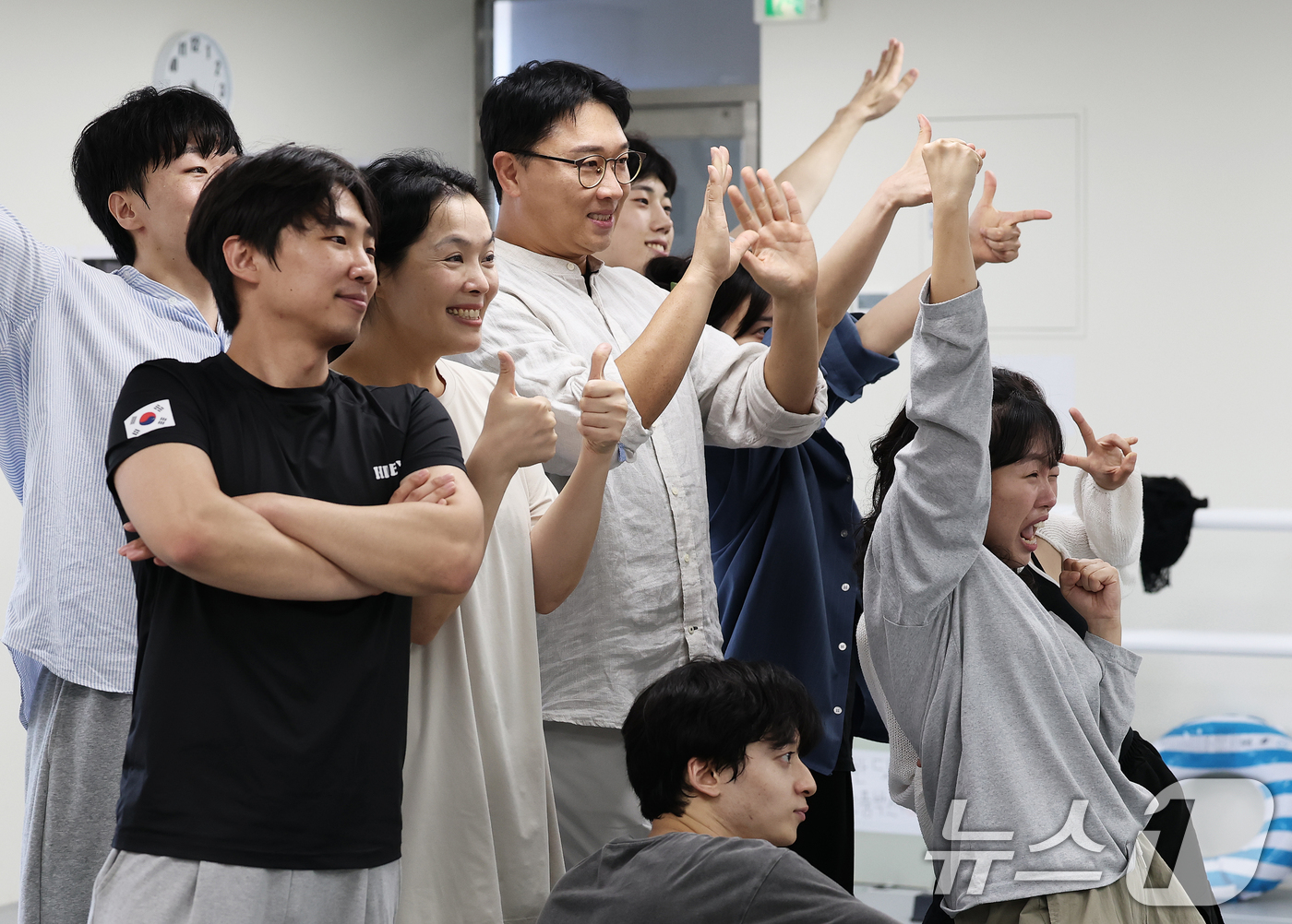 (서울=뉴스1) 오대일 기자 = 뮤지컬 '나는 반딧불' 배우들이 3일 서울 동작구 드림스테이지 스튜디오에서 리허설을 하고 있다.어린이·가족 뮤지컬 '나는 반딧불'은 아빠를 잃은 뒤 …